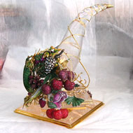 Füllhorn aus Bergkristall mit Gold verziert und diversen Früchten aus Gold und Edelsteinen, das ganze ist ca. 40 cm hoch.